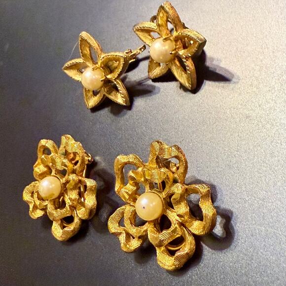 Pair of Vintage Gold Tone Faux Pearl BSK Clip On Earrings - Picture 3 of 8